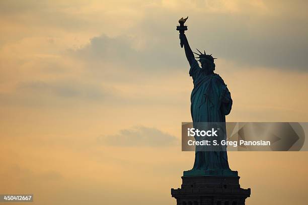 Foto de Estátua Da Liberdadenova Iorque e mais fotos de stock de Crepúsculo - Crepúsculo, Cultura Americana, Céu - Fenômeno natural