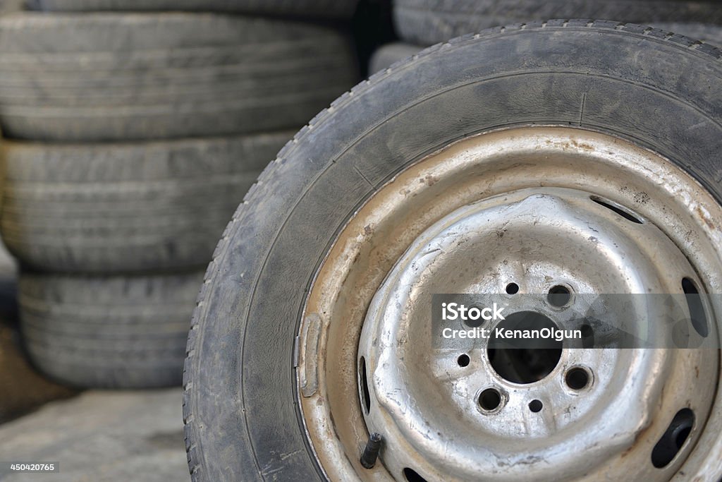 old usado automóvel pneus - Foto de stock de Amontoamento royalty-free