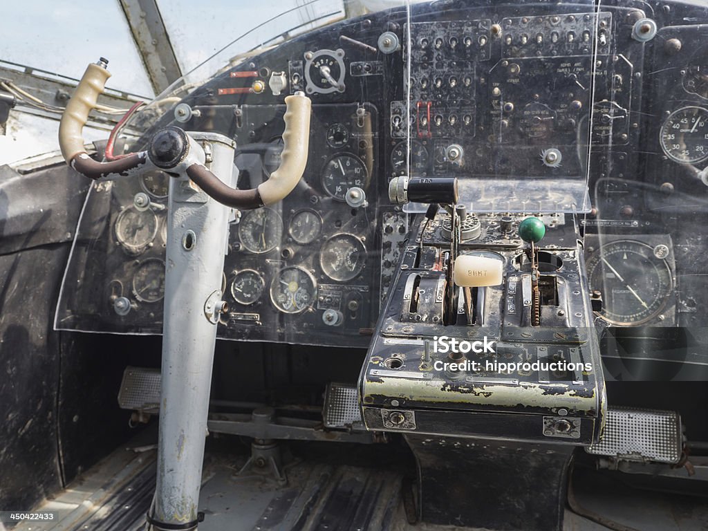 À l'intérieur d'un cockpit d'un avion à réaction vintage en - Photo de Accélérateur libre de droits