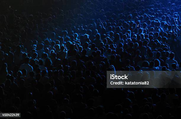 Jubeln Menge In Einem Konzertsaal Stockfoto und mehr Bilder von Menschenmenge - Menschenmenge, Publikum, Stadion