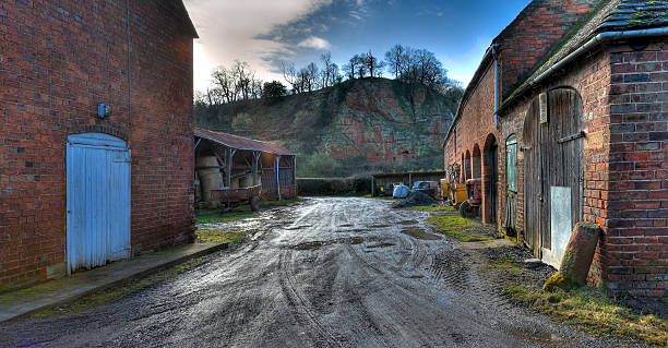 velho farmyard inglês - barn conversion - fotografias e filmes do acervo