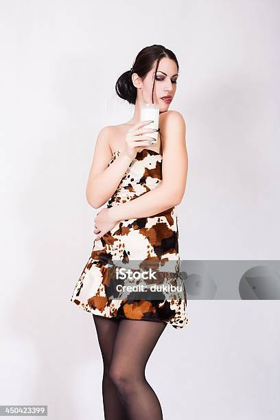 Hermosa Chica Con Un Vaso De Leche Foto de stock y más banco de imágenes de Adolescencia - Adolescencia, Adulto, Adulto joven