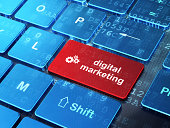 getriebe-und-digitale-marketing-auf-der-tastatur.jpg?b=1&s=170x170&k=20&c=wGHMU7p1Lc6PBczOuOEJ9V-smbCxy4FhDMpm77AbQqQ=