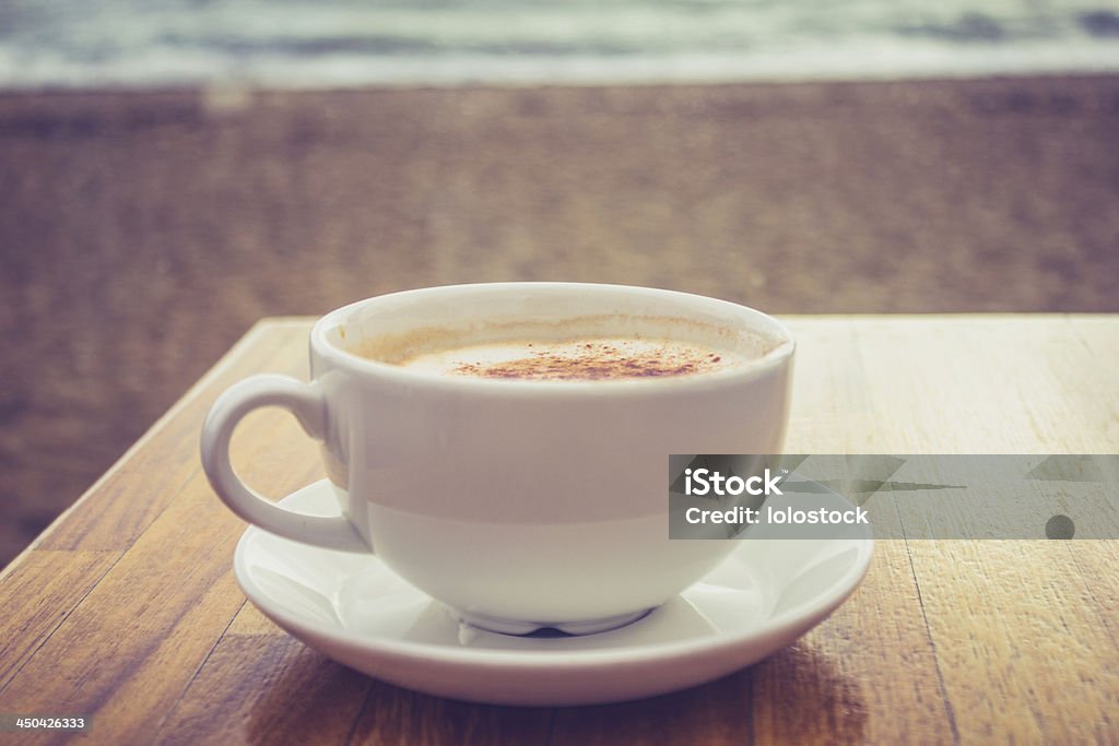 Xícara de cappucino com o mar - Foto de stock de Areia royalty-free