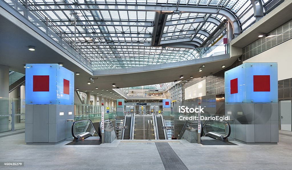 Nuova stazione ferroviaria di Porta Susa a Torino Italia - Foto stock royalty-free di Acciaio