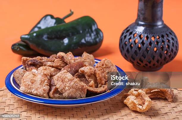 Жареная Свинина Rinds Chicharron — стоковые фотографии и другие картинки Вредное питание - Вредное питание, Глина, Горизонтальный