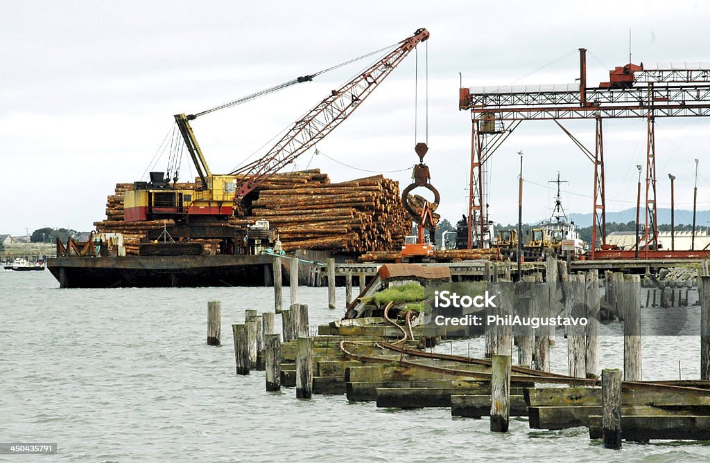 Crane eliminar registros de barge en el norte de California - Foto de stock de Industria forestal libre de derechos