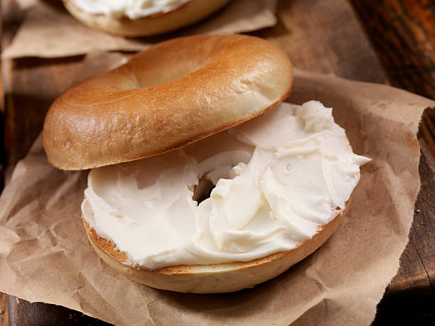 pãozinho em forma de anel e queijo creme - cream cheese imagens e fotografias de stock