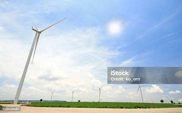 Windturbinen Energie Stockfoto und mehr Bilder von Agrarbetrieb - Agrarbetrieb, Blau, Drehen