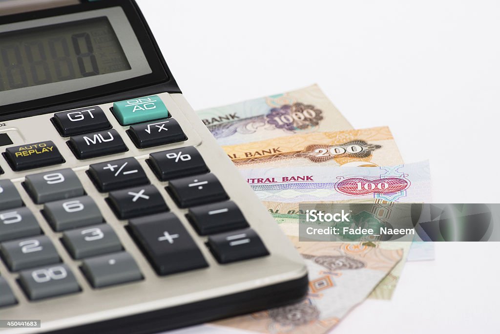 Calcolatrice con note di Valuta degli Emirati Arabi Uniti - Foto stock royalty-free di Argentato