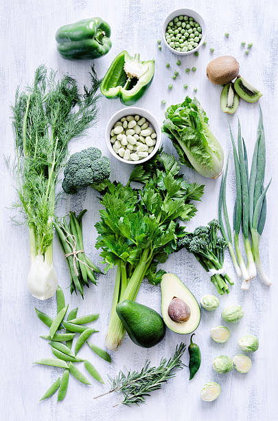 verduras verde sobre fondo blanco rústico - kiwi vegetable cross section fruit fotografías e imágenes de stock