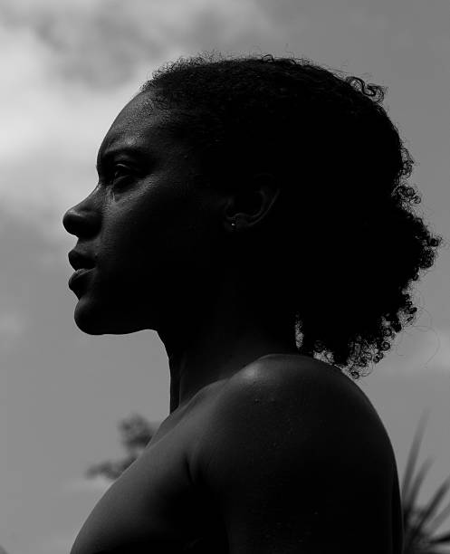 moody retrato de uma linda mulher africana - black and white portrait people women imagens e fotografias de stock