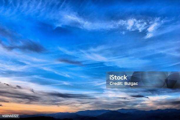 Cielo Y Las Montañas Foto de stock y más banco de imágenes de Aire libre - Aire libre, Altocúmulo, Amanecer