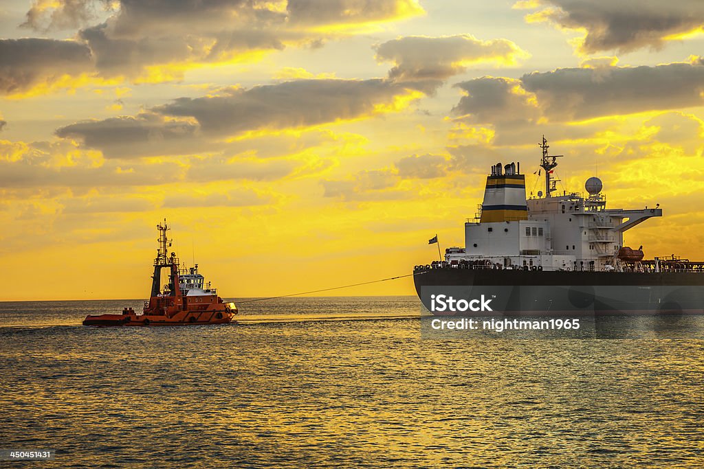 Schiff bei Sonnenaufgang - Lizenzfrei Abschleppen Stock-Foto