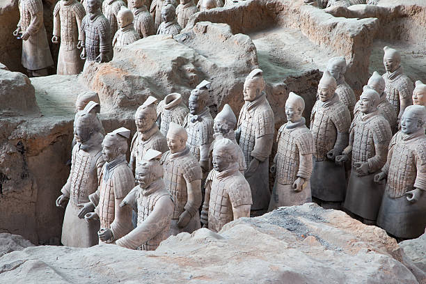 dynastie qin armée de soldats en terre cuite de xi'an (sian), chine - terracotta soldiers xian terracotta tomb photos et images de collection