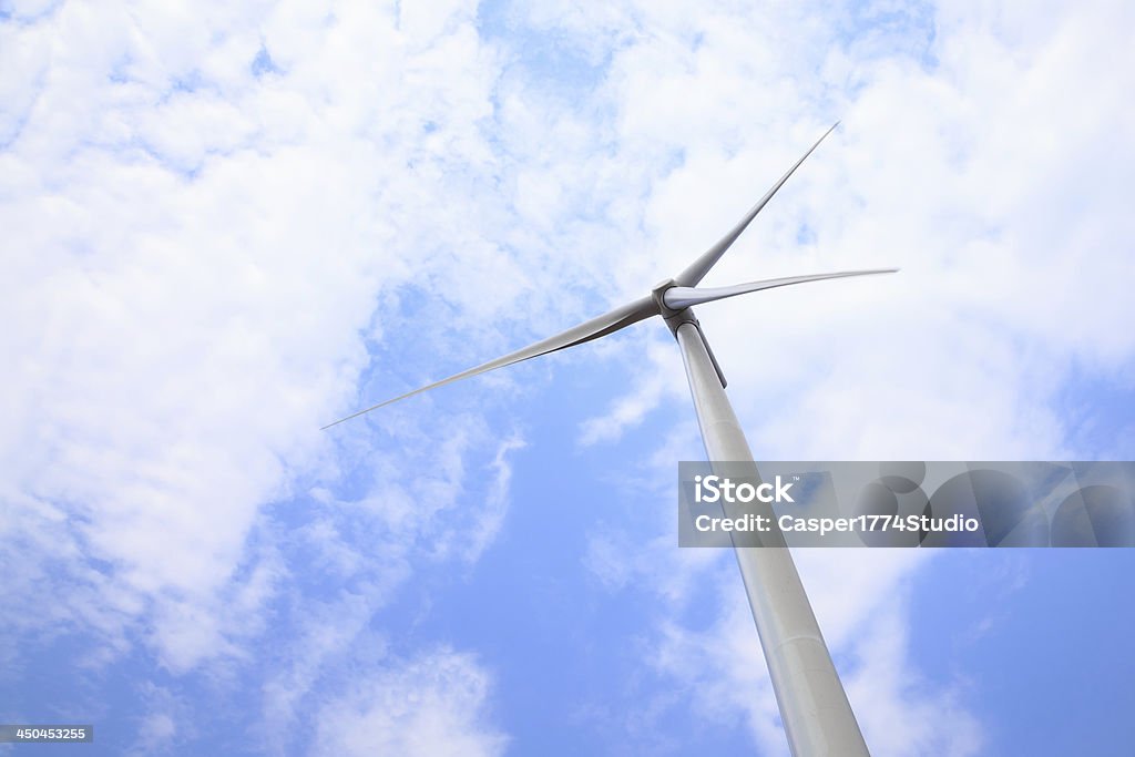 Wiatrowej turbiny mocy generatora w błękitne niebo - Zbiór zdjęć royalty-free (Bez ludzi)