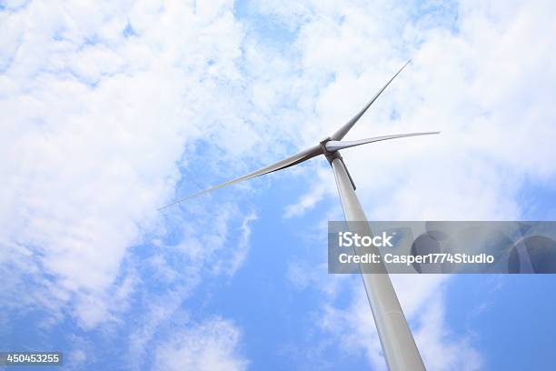 Foto de Turbina Eólica Gerador De Energia Sob O Céu Azul e mais fotos de stock de Azul - Azul, Branco, Céu - Fenômeno natural