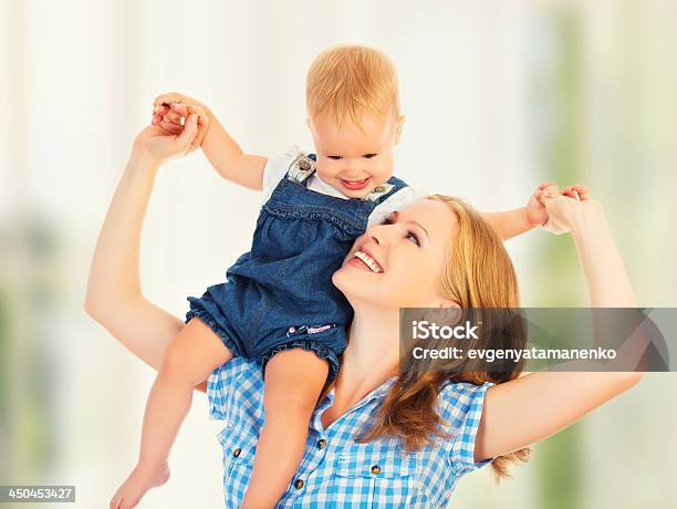 Anexo 4b Bebé Feliz Sentado Nos Ombros De Mãe Astride - Fotografias de stock e mais imagens de Adulto