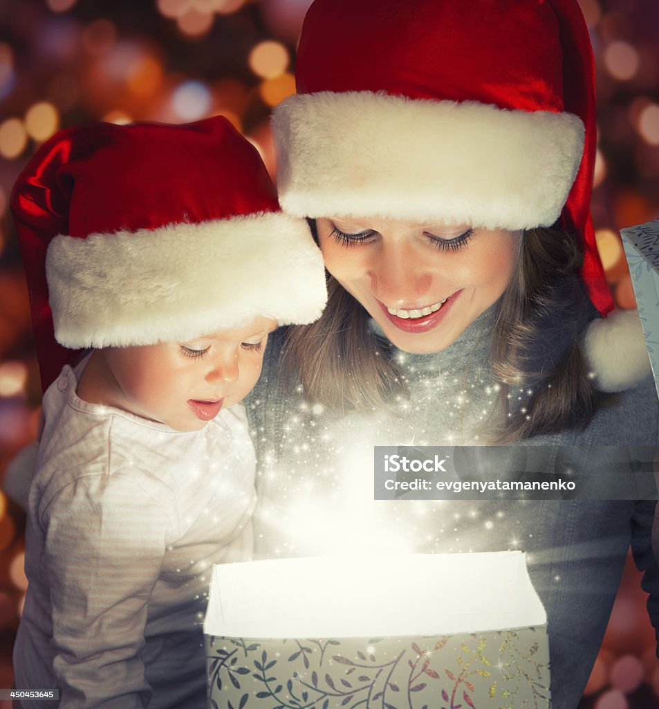 Scatola regalo magico Natale e un felice famiglia madre e bambino - Foto stock royalty-free di Adulto