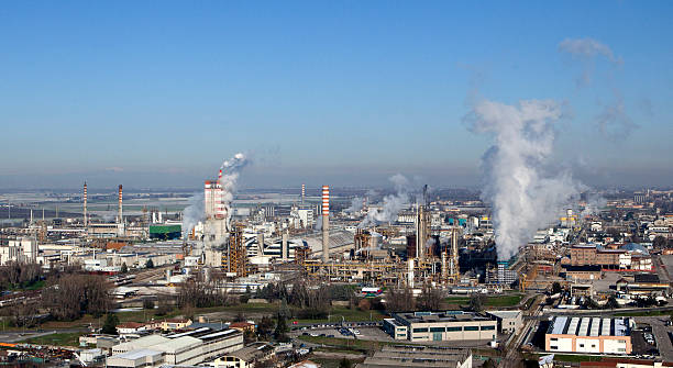 vue aérienne d'une industrie chimique - industry landscaped oil industry powder blue photos et images de collection