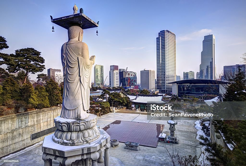 Horizonte de la ciudad de seúl - Foto de stock de Templo libre de derechos