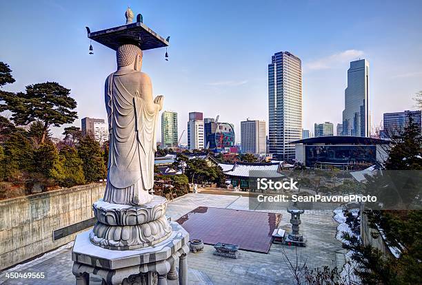 Horizonte De La Ciudad De Seúl Foto de stock y más banco de imágenes de Templo - Templo, Corea del Sur, Lugar de interés