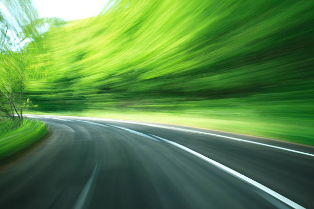 road in motion blur en bosque verde - car horizon over land driving street fotografías e imágenes de stock