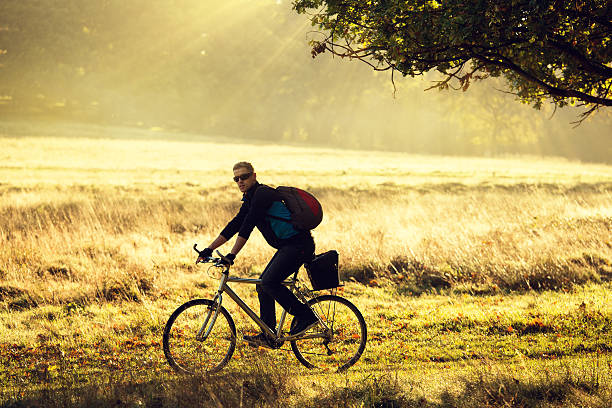 jeune homme vélo dans richmond park, à londres - richmond park photos et images de collection