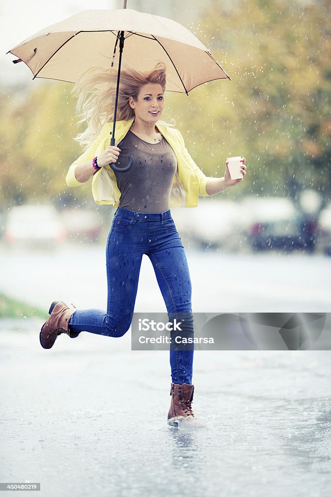Mujer joven con un café bajo la lluvia - Foto de stock de Café - Bebida libre de derechos