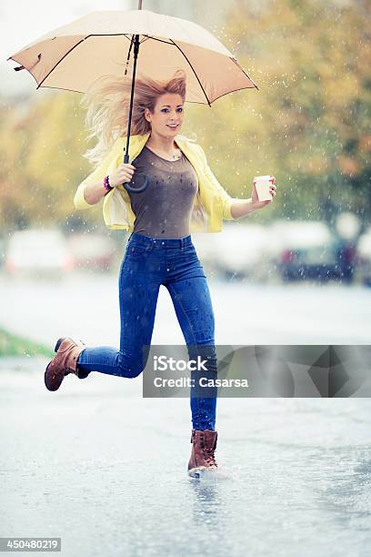 Mujer Joven Con Un Café Bajo La Lluvia Foto de stock y más banco de imágenes de Café - Bebida - Café - Bebida, Comida para llevar, Correr