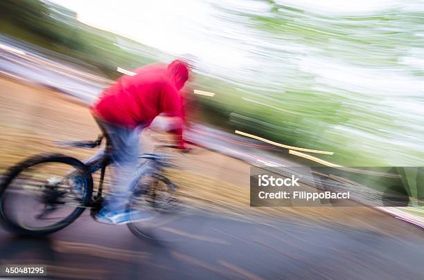 Ciclista Pedaling Rápido - Fotografias de stock e mais imagens de Adulto - Adulto, Ao Ar Livre, Atividade