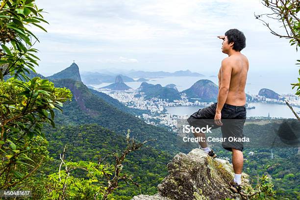 Foto de Olhando O Rio De Janeiro e mais fotos de stock de Lagoa Rodrigo de Freitas - Lagoa Rodrigo de Freitas, Pessoas, Adulto