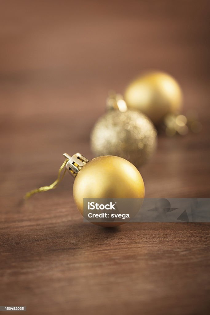 Decoración navideña con golden baubles - Foto de stock de Adorno de navidad libre de derechos