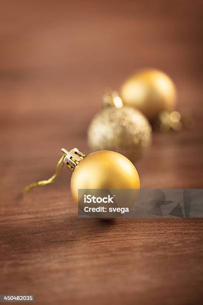 Decoración Navideña Con Golden Baubles Foto de stock y más banco de imágenes de Adorno de navidad - Adorno de navidad, Año nuevo, Brillante