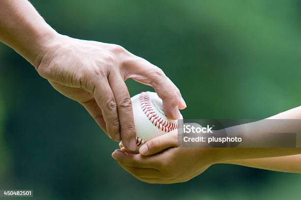 Foto de Pai E Filho Brincar Peixe e mais fotos de stock de Bola de Beisebol - Bola de Beisebol, Pai, Criança