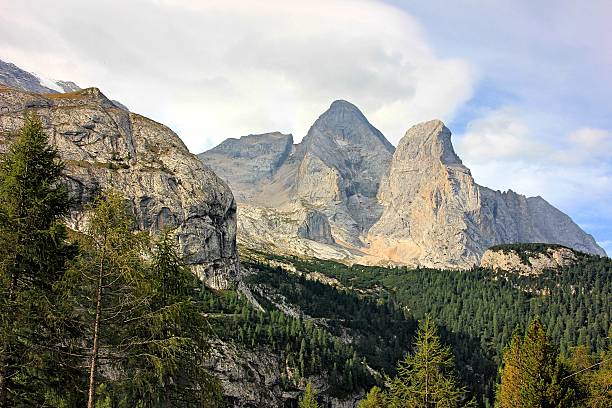 alpes dolomíticos en south tyrol - berglandschaft fotografías e imágenes de stock