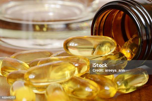 Transparente Gelbe Kapseln Stockfoto und mehr Bilder von Alternative Behandlungsmethode - Alternative Behandlungsmethode, Alternative Medizin, Antioxidationsmittel