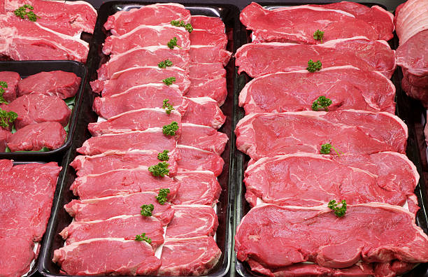 primas los bistecs de carne de res - butcher meat butchers shop steak fotografías e imágenes de stock