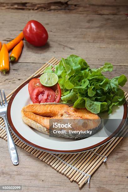 Trancio Di Salmone Su Un Tavolo Di Legno - Fotografie stock e altre immagini di Arrosto - Cibo cotto - Arrosto - Cibo cotto, Bistecca di manzo, Cibo