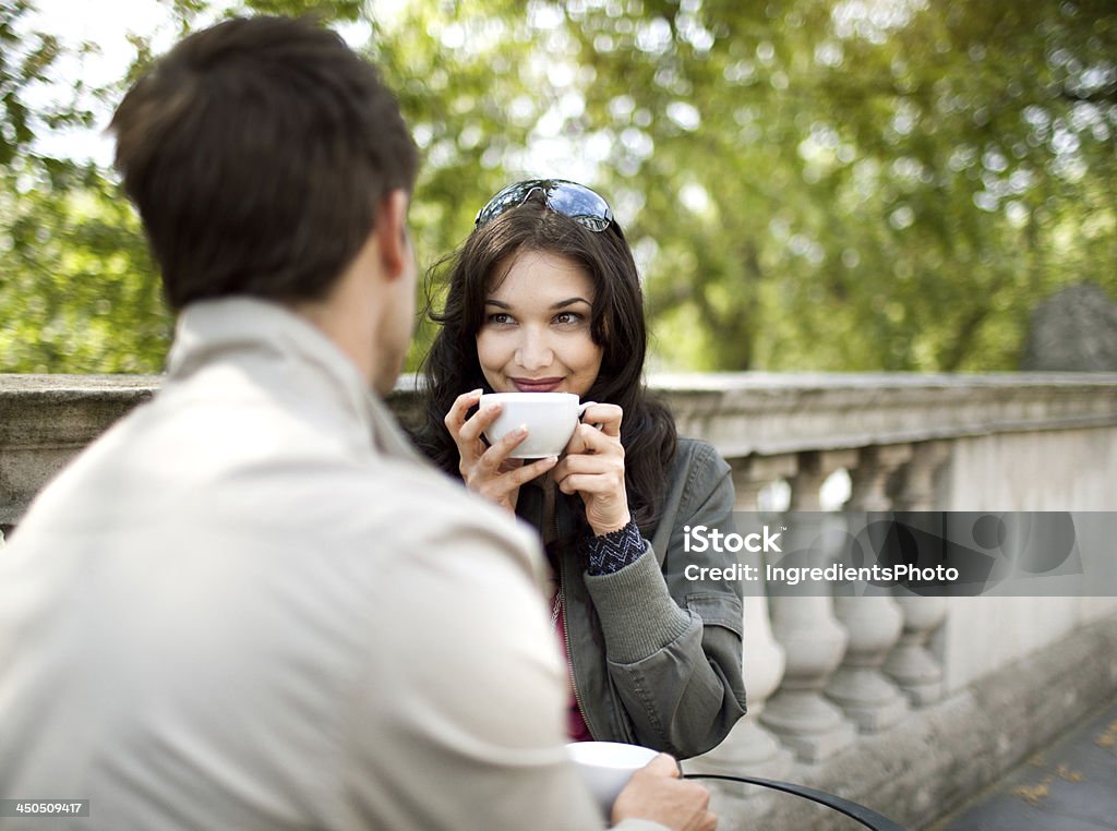 Молодая улыбающаяся Романтическая пара, сидя в кафе на открытом воздухе. - Стоковые фото Близко к роялти-фри