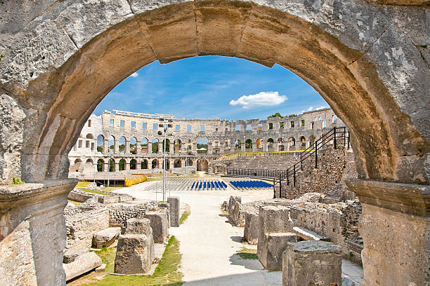 römisches amphitheater (arena) in pula.  kroatien. - amphitheater pula stock-fotos und bilder