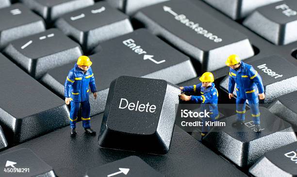 Equipo De Trabajadores De La Construcción En Un Teclado De Ordenador Foto de stock y más banco de imágenes de Tecla Suprimir