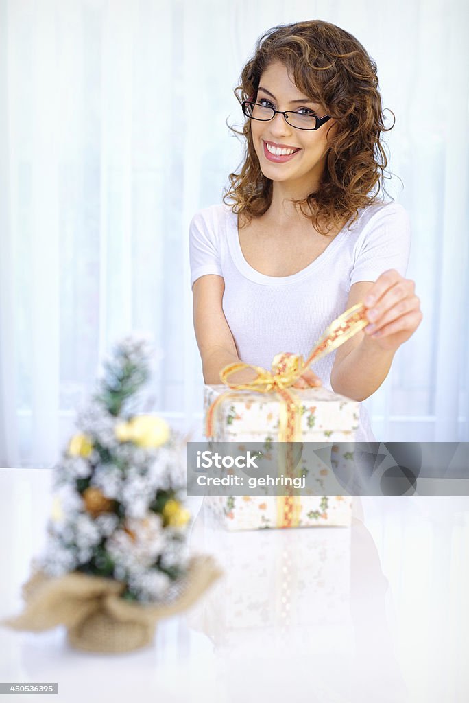 Schöne Frau mit Weihnachts-Geschenk - Lizenzfrei Attraktive Frau Stock-Foto