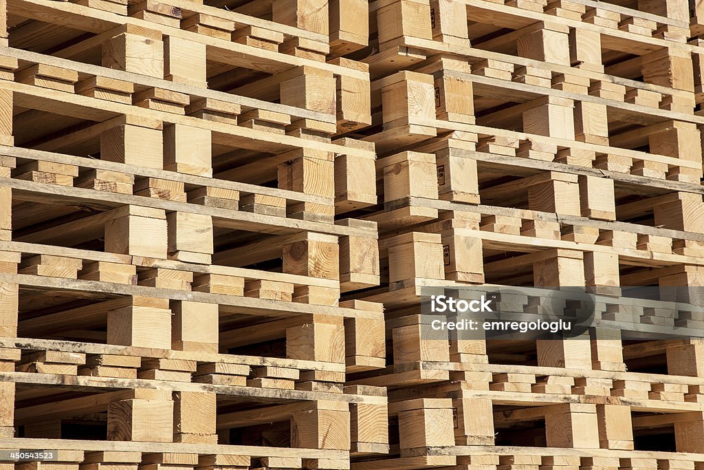 Palete de madeira sob a luz do sol - Foto de stock de Armazém royalty-free