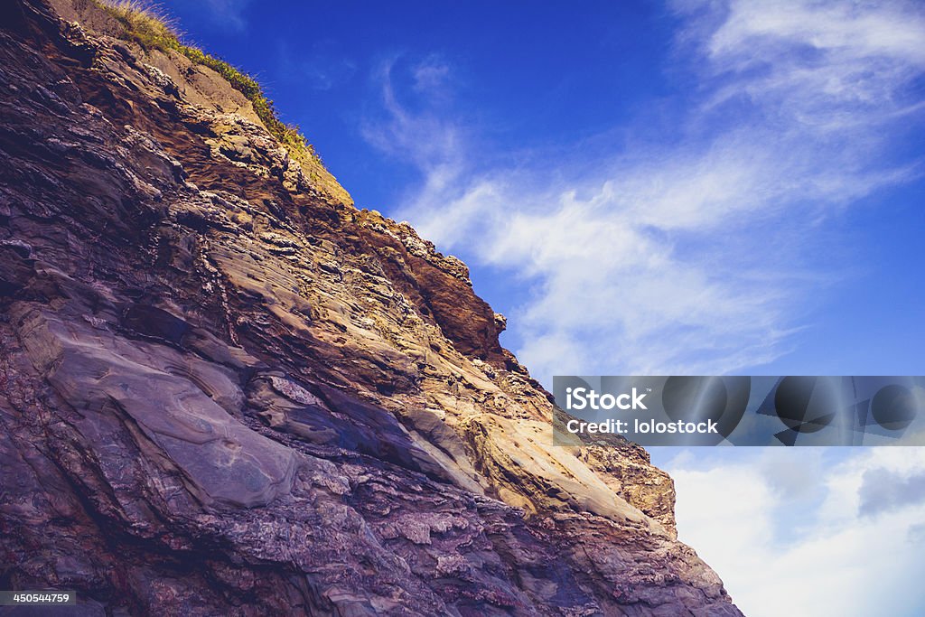 Rocky falaise contre ciel bleu - Photo de Angleterre libre de droits