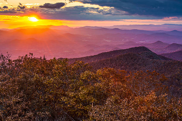 catena montuosa del blue ridge - blue ridge mountains autumn great smoky mountains tree foto e immagini stock