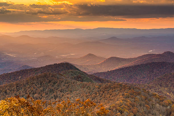 catena montuosa del blue ridge - blue ridge mountains autumn great smoky mountains tree foto e immagini stock