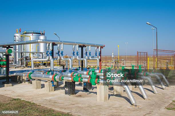 Combustível De Refinaria De Petróleo E De Gás - Fotografias de stock e mais imagens de Abastecer - Abastecer, Azul, Aço