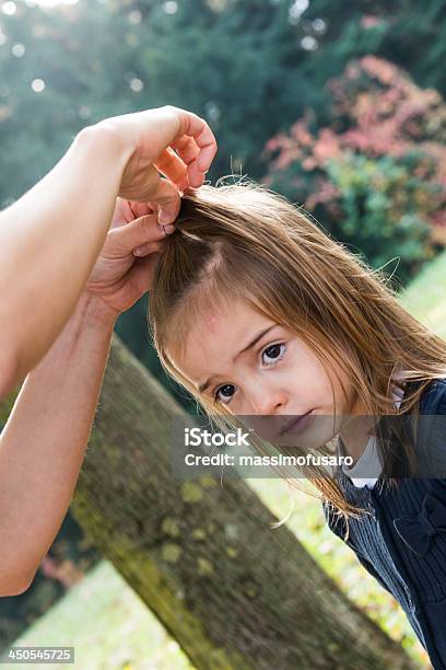 Pequena Menina No Parque Mãe Entrançado Cabelo - Fotografias de stock e mais imagens de Ao Ar Livre - Ao Ar Livre, Cabeleireiro, Cabelo Humano