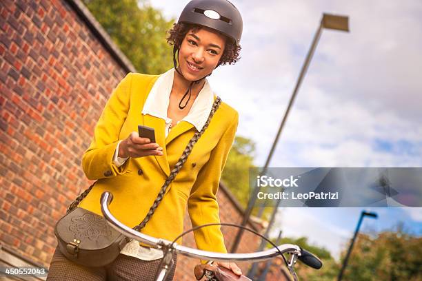 Młoda Kobieta Idzie Do Pracy - zdjęcia stockowe i więcej obrazów Afroamerykanin - Afroamerykanin, Afrykanin, Bicykl